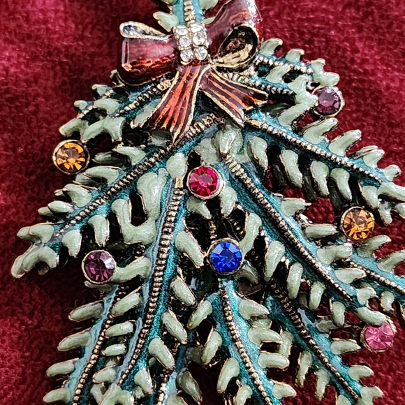 Avon Collectors 2004 1st Annual Enamel and Rhinestone Christmas Brooch Pin - Picture 3 of 3